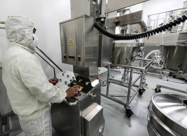 Pekin, Çin - 03 Haziran 2019: İlaç üretim laboratuvar ekipmanları.