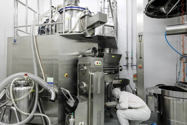 Pekin, Çin - 03 Haziran 2019: İlaç üretim laboratuvar ekipmanları.