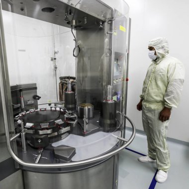 Pekin, Çin - 03 Haziran 2019: İlaç üretim laboratuvar ekipmanları.