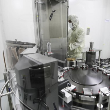 Pekin, Çin - 03 Haziran 2019: İlaç üretim laboratuvar ekipmanları.