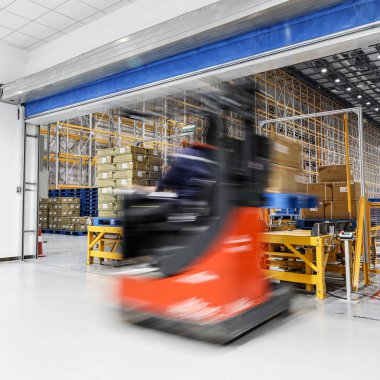 Pekin, Çin - 03 Haziran 2019: Çin'de depo üretiminin modern otomasyonu.
