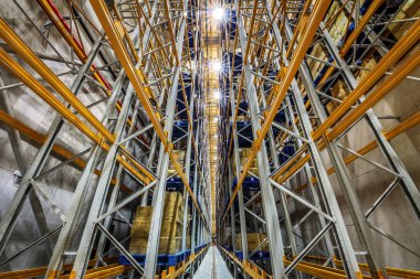 Pekin, Çin - 03 Haziran 2019: Çin'de depo üretiminin modern otomasyonu.