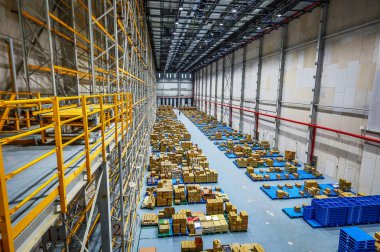 Pekin, Çin - 03 Haziran 2019: Çin'de depo üretiminin modern otomasyonu.