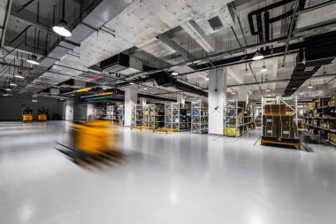 Pekin, Çin - 03 Haziran 2019: Çin'de depo üretiminin modern otomasyonu.