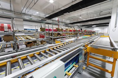 Pekin, Çin - 03 Haziran 2019: Çin'de depo üretiminin modern otomasyonu.