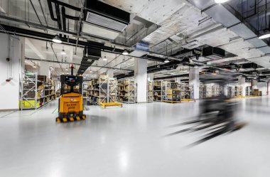 Pekin, Çin - 03 Haziran 2019: Çin'de depo üretiminin modern otomasyonu.