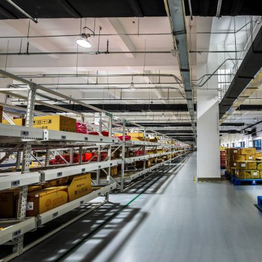 Pekin, Çin - 03 Haziran 2019: Çin'de depo üretiminin modern otomasyonu.