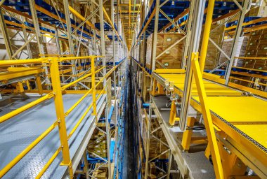 Pekin, Çin - 03 Haziran 2019: Çin'de depo üretiminin modern otomasyonu.