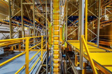 Pekin, Çin - 03 Haziran 2019: Çin'de depo üretiminin modern otomasyonu.