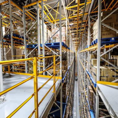 Pekin, Çin - 03 Haziran 2019: Çin'de depo üretiminin modern otomasyonu.