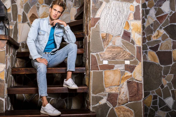 Joven Hombre Guapo Modelo Sobre Fondo Piedra Natural —  Fotos de Stock