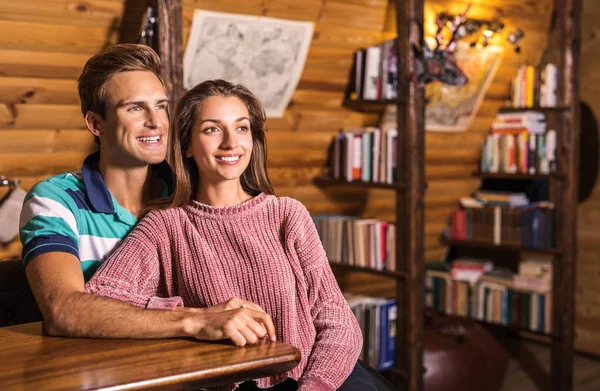 Famiglia Felice Giovane Bella Insieme Interni Moderni Casa Legno — Foto Stock