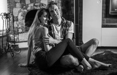 Modern ahşap ev iç birlikte mutlu aile. Siyah-beyaz portre.