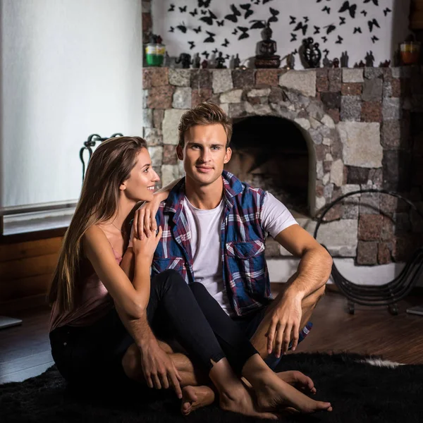 Jovens Bela Família Feliz Juntos Interior Casa Madeira Moderna — Fotografia de Stock