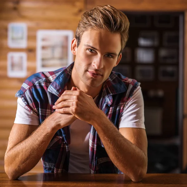 Beau Jeune Homme Contre Intérieur Maison Bois — Photo