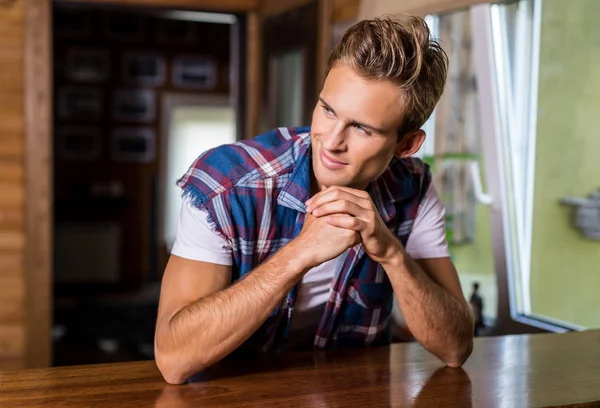 Knappe Jonge Man Tegen Houten Huis Interieur — Stockfoto