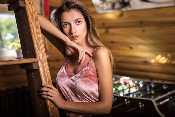 年轻的美容女人在木屋内部 — 图库照片