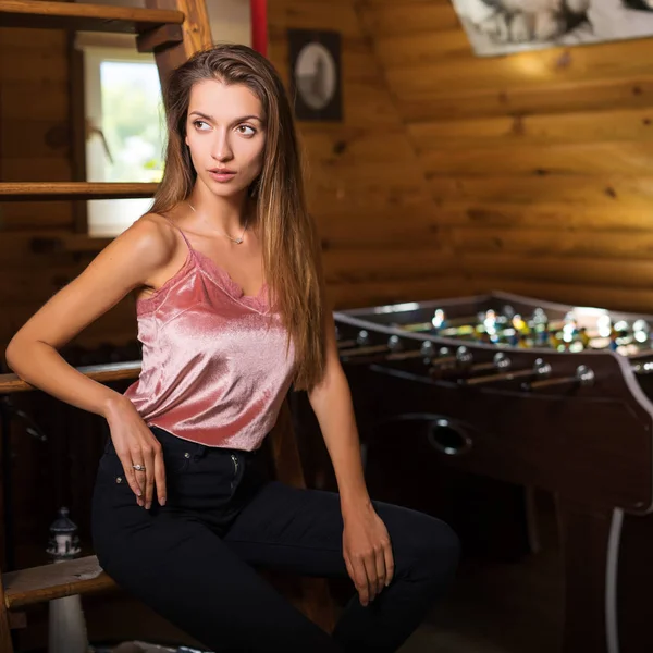 Jeune Femme Beauté Dans Maison Bois Intérieur — Photo