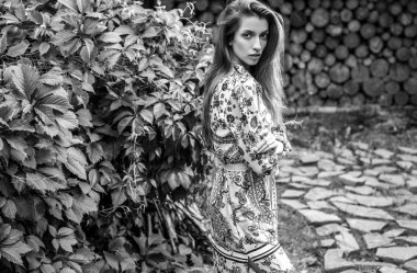 Genç kadının güzel duygusal siyah-beyaz portresi açık havada.