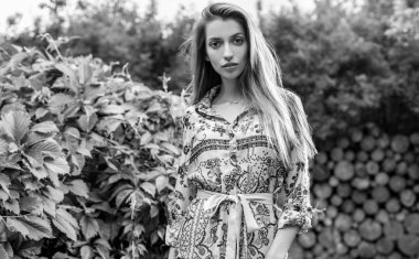 Genç kadının güzel duygusal siyah-beyaz portresi açık havada.