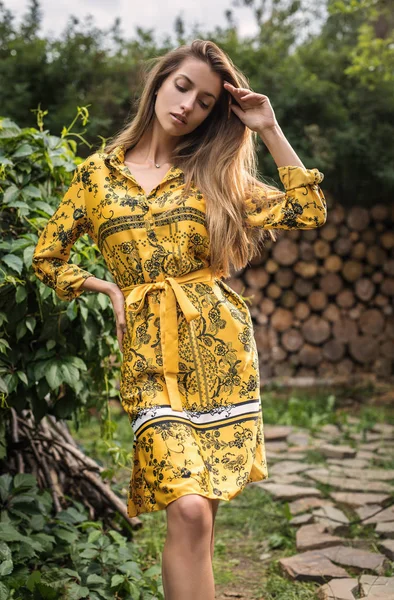 Beautiful Emotional Outdoor Portrait Young Woman Yellow Dress — Stock Photo, Image