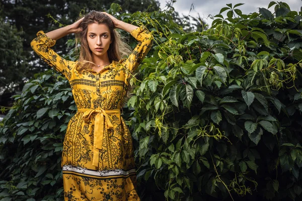 Schönes Emotionales Outdoor Porträt Einer Jungen Frau Gelbem Kleid — Stockfoto