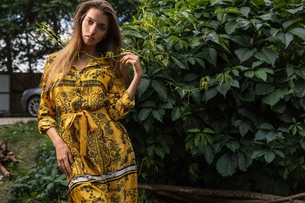 Belo Retrato Emocional Livre Jovem Mulher Vestido Amarelo — Fotografia de Stock