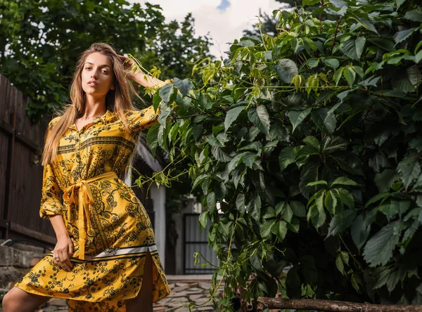 Belo Retrato Emocional Livre Jovem Mulher Vestido Amarelo — Fotografia de Stock