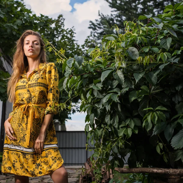 Beautiful Emotional Outdoor Portrait Young Woman Yellow Dress — Stock Photo, Image