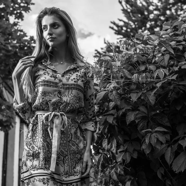 Hermoso Retrato Emocional Blanco Negro Mujer Joven Aire Libre —  Fotos de Stock