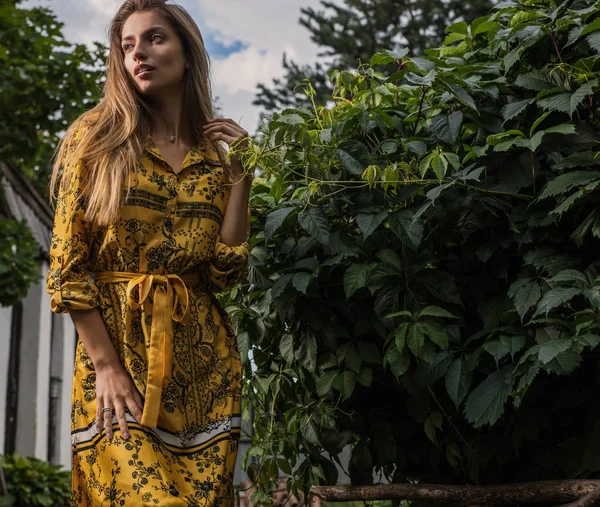 Mooie Emotionele Buiten Portret Van Jonge Vrouw Gele Jurk — Stockfoto