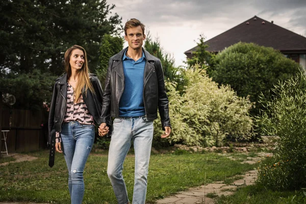 Young Beautiful Couple Garden House — Stock Photo, Image