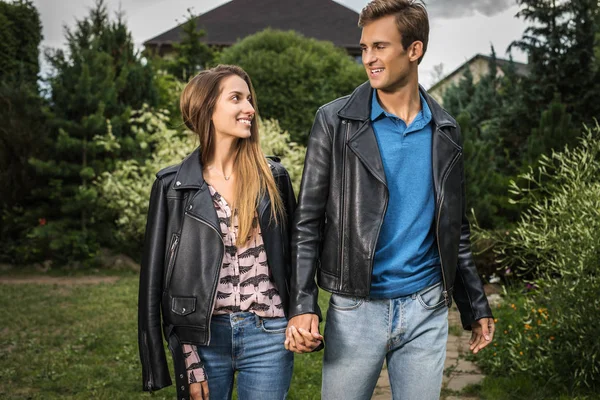 Jeune Beau Couple Dans Jardin Près Maison — Photo