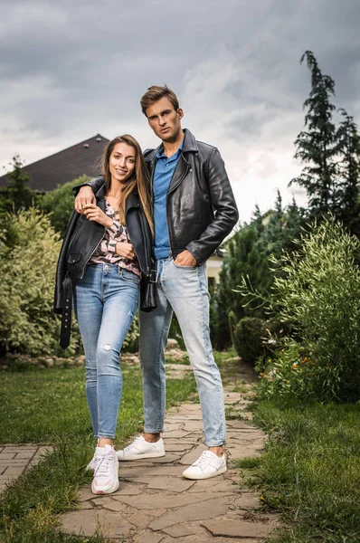 Jovem Casal Bonito Jardim Perto Casa — Fotografia de Stock