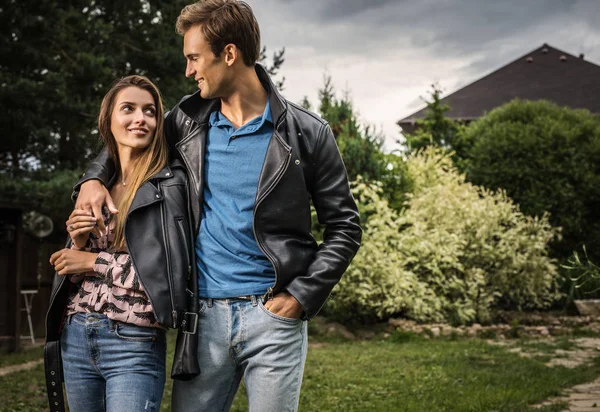 Young Beautiful Couple Garden House — Stock Photo, Image