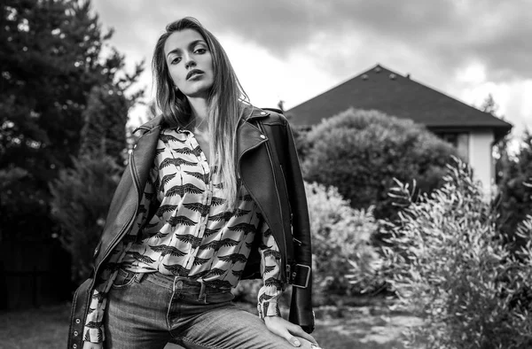 Hermoso Retrato Emocional Aire Libre Blanco Negro Mujer Joven Jardín — Foto de Stock