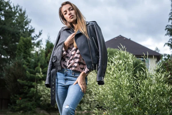 Belo Retrato Emocional Livre Jovem Mulher Jardim Casa — Fotografia de Stock