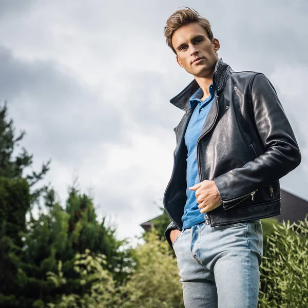 Junger Schöner Mann Klassischer Lederjacke Posiert Sommergarten — Stockfoto