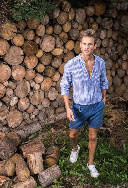 Ung Stilig Man Casual Shirt Poserar Nära Trä Bakgrund — Stockfoto