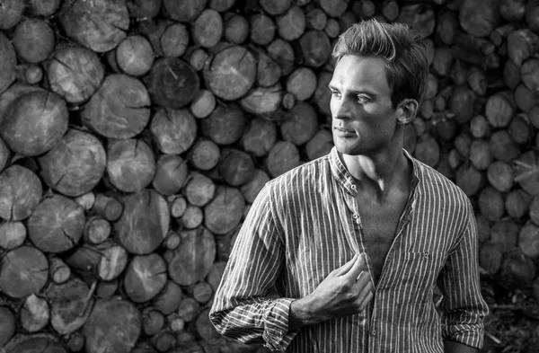 Homem Bonito Jovem Camisa Casual Posa Perto Fundo Madeira Foto — Fotografia de Stock