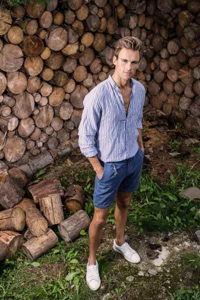 Młody Przystojny Mężczyzna Casual Shirt Stwarza Pobliżu Drewnianego Tła — Zdjęcie stockowe