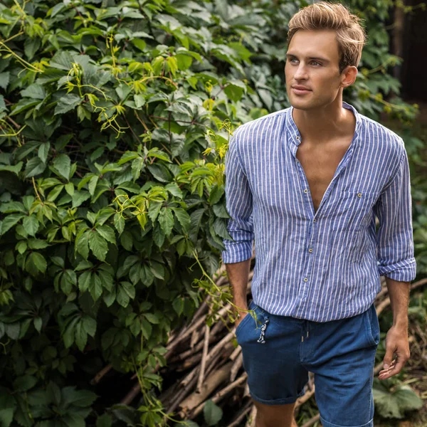 Junger Schöner Mann Lässiger Kleidung Posiert Sommergarten — Stockfoto