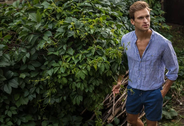 Junger Schöner Mann Lässiger Kleidung Posiert Sommergarten — Stockfoto