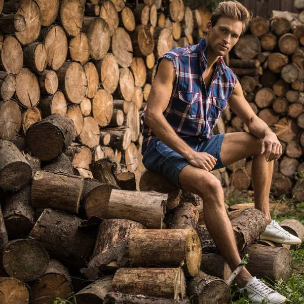 Joven Hombre Guapo Camisa Casual Posa Cerca Fondo Madera —  Fotos de Stock