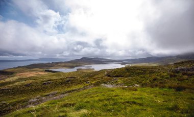 İskoçya 'nın güzel manzarası. Güzel bir akşam güneşi batıyor gökyüzü..