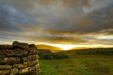 İskoçya 'nın güzel manzarası. Güzel bir akşam güneşi batıyor gökyüzü..