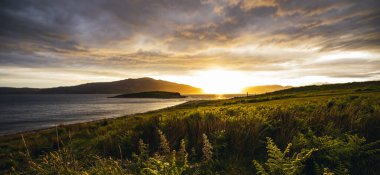 İskoçya 'nın güzel manzarası. Güzel bir akşam güneşi batıyor gökyüzü..