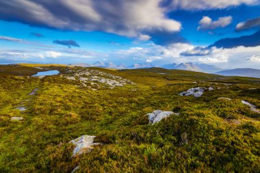 İskoçya 'nın güzel manzarası. Güzel bir akşam güneşi batıyor gökyüzü..