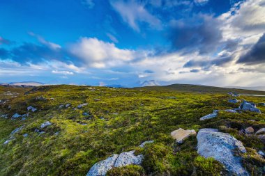 İskoçya 'nın güzel manzarası. Güzel bir akşam güneşi batıyor gökyüzü..