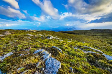 İskoçya 'nın güzel manzarası. Güzel bir akşam güneşi batıyor gökyüzü..